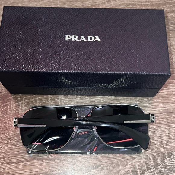 New Prada SPR 52P Sunglasses Grey Polarized Gunmetal/Black - Picture 3 of 13